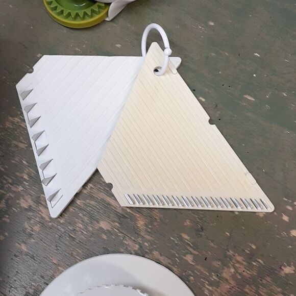 Bundle of Mandoline fruit and vegetable slicer with 3  blades & garlic mincer. - Picture 5 of 7